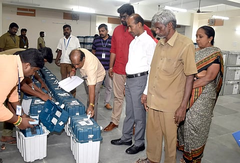 மின்னணு வாக்குப்பதிவு எந்திரங்கள் வைக்கப்பட்டுள்ள அறைக்கு துப்பாக்கி போலீஸ் பாதுகாப்பு