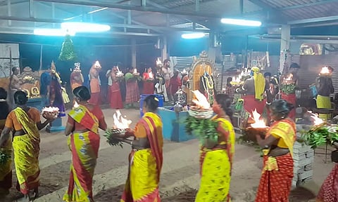 பெண்கள் தீச்சட்டி எடுத்து நடனமாடி வழிபாடு.