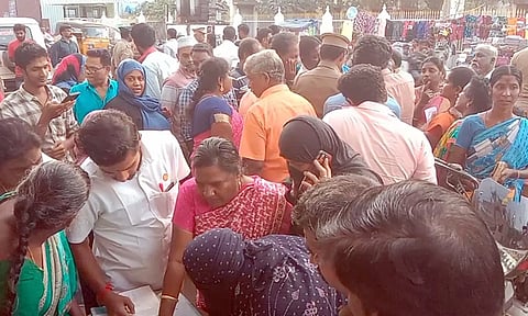 நகைக்கடை முன்பு திரண்ட பொதுமக்கள்.