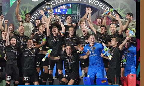 கோப்பையுடன் ஜெர்மனி அணி