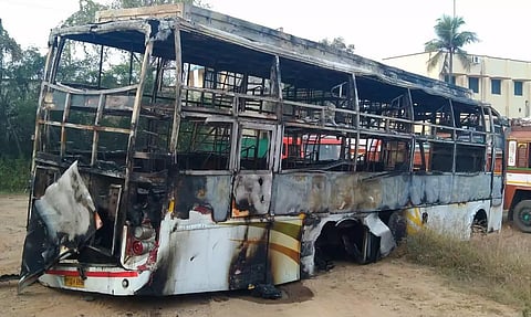 மேட்டூர் அருகே நடுரோட்டில் ஆம்னி பஸ் தீப்பிடித்து எரிந்தது- 10 பயணிகள் காயம்