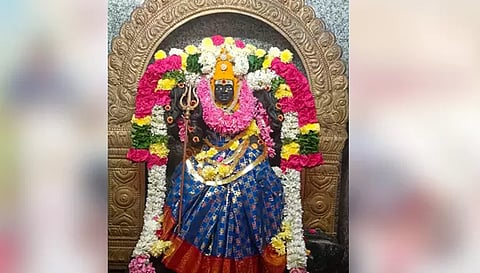 சிறப்பு அலங்காரத்தில் அருள்பாலித்த சுவாமி.