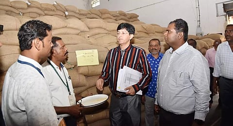 தோப்பூர் நெல் சேமிப்பு கிடங்கில் அரசு செயலர் ராதாகிருஷ்ணன் ஆய்வு செய்தார். அருகில் கலெக்டர் அனீஷ்சேகர் உள்ளார். 