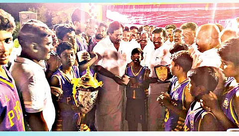 சோழவந்தானில் நடைபெற்ற கூடைப்பந்து போட்டி வெற்றி பெற்றவர்களுக்கு அமைச்சர் பி.மூர்த்தி பரிசு வழங்கினார்.