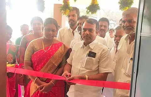 விஸ்வநாதபேரியில் ஊராட்சி மன்ற புதிய கட்டிடத்தை யூனியன் சேர்மன் பொன்முத்தையாபாண்டியன் திறந்து வைத்த போது எடுத்த படம்.