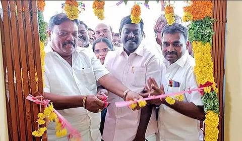 புதிய அலுவலக கட்டிடத்தை ஞானதிரவியம் எம்.பி,திறந்து வைத்த காட்சி. அருகில் தென்காசி தெற்கு மாவட்ட தி.மு.க. செயலாளர் வக்கீல் பொ.சிவபத்மநாதன் மற்றும் பலர் உள்ளனர்.