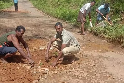 சாலையை தொழிலாளர்கள் உதவியுடன் சீரமைத்த கவுன்சிலர். 