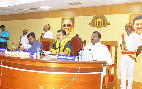 கூட்டத்தில் மேயர் சரவணன் பேசிய போது எடுத்த படம். அருகில் துணை மேயர் கே.ஆர்.ராஜூ, கமிஷனர் சிவகிருஷ்ணமூர்த்தி உள்ளனர்.