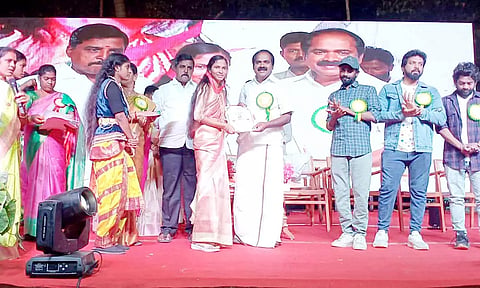 பள்ளி ஆண்டு விழாவில் அமைச்சர் மெய்யநாதன் கலந்து கொண்டு மாணவர்களுக்கு பரிசுகள் வழங்கினார்.