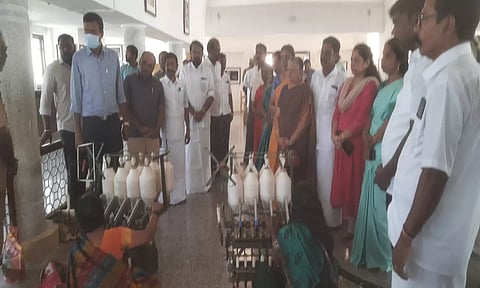 மாவட்ட கலெக்டர் அரவிந்த் பெண்கள் ராட்டையில் நூல் நூற்கும் நூற்பு வேள்வி நடத்தியதை பார்வையிட்டார்.