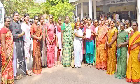 கலெக்டர் அலுவலகத்தில் மனு அளித்த திருநங்கைகளை படத்தில் காணலாம். 