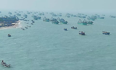 தடை காரணமாக பாம்பனில் நிறுத்தப்பட்டுள்ள விசைப்படகுகள்.