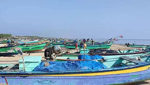 வேதாரண்யத்தில் கடல் சீற்றம்: 10 ஆயிரம் மீனவர்கள் 2-வது நாளாக மீன்பிடிக்க செல்லவில்லை