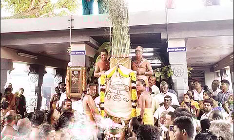 கோவில் கொடிமரத்தில் கொடியேற்றம் நடைபெற்ற போது எடுத்த படம்.