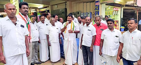 விழாவில் பழனி நாடார் எம்.எல்.ஏ பேசிய காட்சி