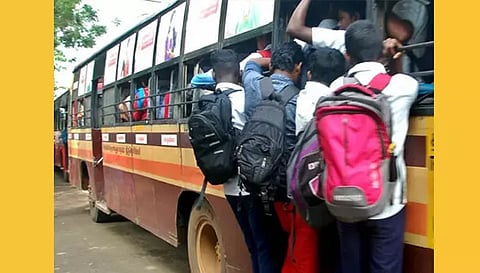உரிய நேரத்தில் அரசு பஸ்கள் இயக்காததால் மாணவ-மாணவிகள் கடும் அவதி