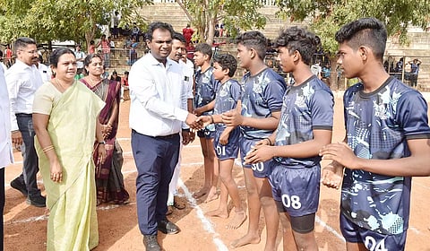 முதல்-அமைச்சர் கோப்பைக்கான விளையாட்டு போட்டிகளில் பங்கேற்கும் வீரர்களுக்கு கலெக்டர் அனீஷ் சேகர் வாழ்த்து தெரிவித்தார். அருகில் மேயர் இந்திராணி, மாநகராட்சி கமிஷனர் சிம்ரன் ஜீத்சிங் உள்ளிட்ட பலர் உள்ளனர்.