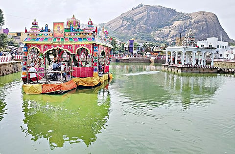 திருப்பரங்குன்றத்தில் தெப்ப திருவிழா நடந்த காட்சி.