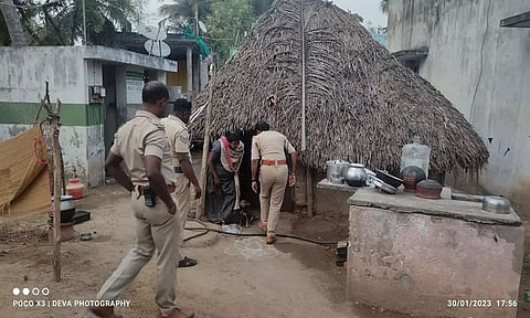 பண்ருட்டியில் ரவுடிகளின் வீட்டில் போலீசார் அதிரடி சோதனை நடத்தினர். 