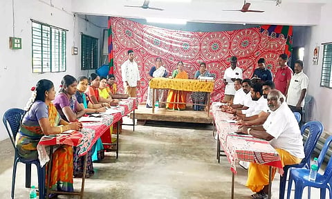 ஒடுகத்தூர் பேரூராட்சி கூட்டம் நடைபெற்ற போது எடுத்தபடம்.