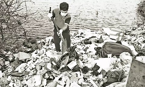 சுண்ணாம்பு கொளத்தூர் நாராயணபுரம் ஏரியில் கொட்டப்பட்டுள்ள மருத்துவ கழிவுகள்