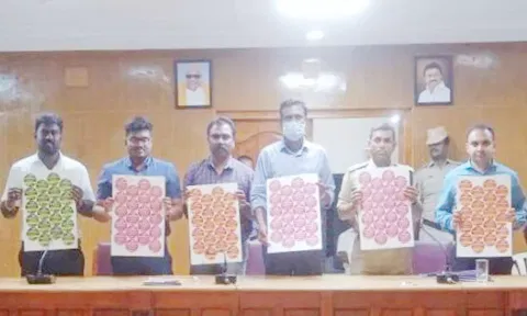 கூட்டத்தில் போதைப்பொருட்கள் பயன்பாடுகள் குறித்த தகவல்களை தெரிவிக்கும் செல்போன் எண் வெளியிடப்பட்டபோது எடுத்த படம் 