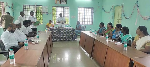 கூட்டத்தில் கலந்து கொண்டவர்களை படத்தில் காணலாம்.