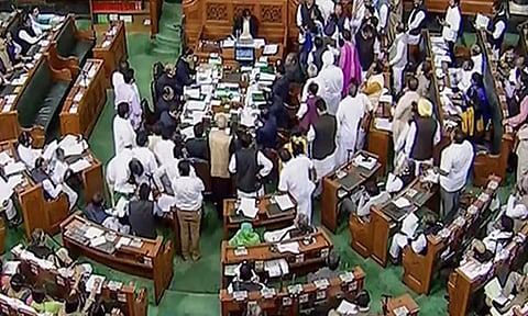 பாராளுமன்றத்தின் இரு அவைகளிலும் கடும் அமளி- நாள் முழுவதும் ஒத்திவைப்பு