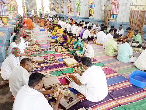 உண்டியல் எண்ணும் பணியில் ஈடுபட்ட ஊழியர்கள்.