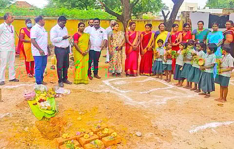 பொட்டல்காட்டில் உள்ள ஊராட்சி ஒன்றிய தொடக்கப்பள்ளி வளாகத்தில் நடந்த புதிய பள்ளி கட்டுமான பணி நிகழ்ச்சியில், யூனியன் சேர்மன் வசுமதி அம்பாசங்கர், முள்ளக்காடு ஊராட்சி தலைவர் கோபிநாத் நிர்மல், பள்ளி ஆசிரியர்கள் மாணவ-மாணவிகள் கலந்து கொண்ட காட்சி.