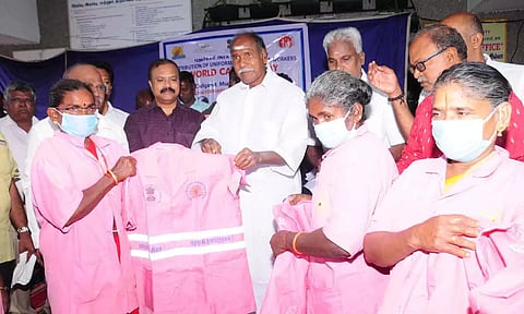 உழவர்கரை நகராட்சியில் சுகாதாரத் துறை சார்பில் துப்புரவு பணியாளர்களுக்கு புற்றுநோய் விழிப்புணர்வு சீருடையை முதல்-அமைச்சர் ரங்கசாமி வழங்கிய காட்சி.