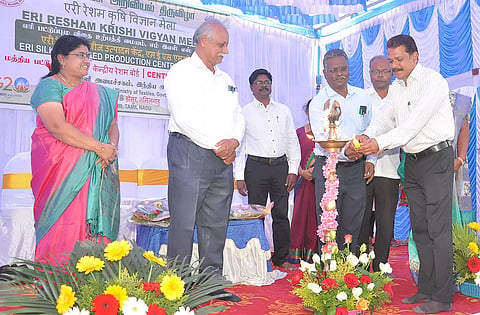 எரிவேளாண்மை அறிவியல் திருவிழாவை குத்து விளக்கேற்றி தொடங்கி வைத்தபோது எடுத்த படம்.