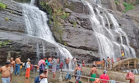 மெயினருவியில் குளித்து மகிழும் சுற்றுலா பயணிகள்.