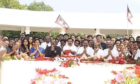 அண்ணா நினைவிடத்தில் எடப்பாடி பழனிசாமி மலர் வளையம் வைத்து மரியாதை