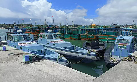 சின்னமுட்டம் துறைமுகத்தில் படகு ஓட்டுனர்கள் இல்லாமல் முடங்கி கிடக்கும் கடலோர பாதுகாப்பு குழும போலீசுக்கு சொந்தமான அதி நவீன ரோந்து படகுகளை படத்தில் காணலாம் 