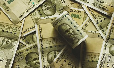 நகை வியாபாரிகளிடம் போலீஸ்போல் நடித்து ரூ.1½ கோடி துணிகர கொள்ளை