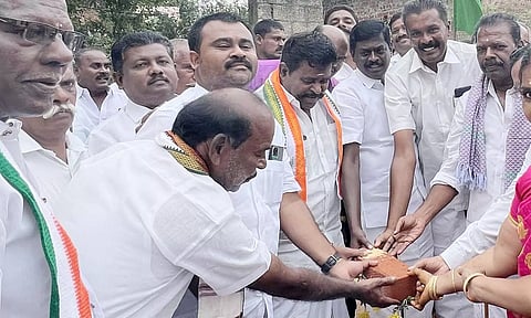 அங்கன்வாடி கட்டிடத்திற்கான அடிக்கல் நாட்டு விழா நடைபெற்றபோது எடுத்த படம்.