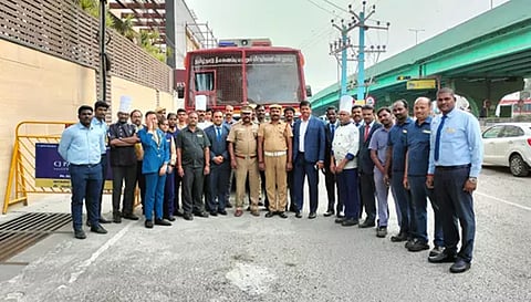 ஓட்டல் ஊழியர்களுக்கு தீ தடுப்பு பயிற்சி அளிக்கப்பட்ட காட்சி.