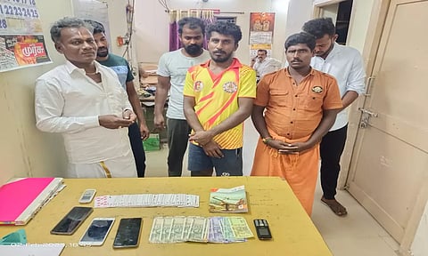 சூதாட்டத்தில் ஈடுபட்டு போலீசாரால் கைது செய்யப்பட்ட 6 பேர்.