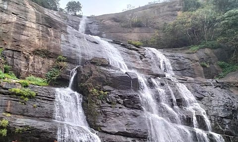 குற்றாலம் மெயினருவியில் ஆர்ப்பரித்து கொட்டும் தண்ணீரை படத்தில் காணலாம்.