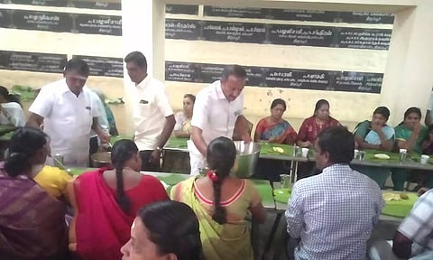 சிவன்மலை முருகன் கோவிலில் சமபந்தி விருந்து நடைபெற்ற காட்சி. 