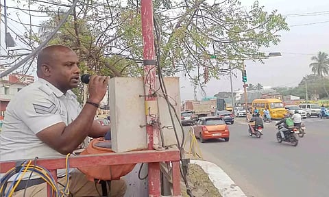 போக்குவரத்து நெருக்கடியை ஒலிபெருக்கி மூலம் சீர் செய்யும் போக்குவரத்து காவலர்