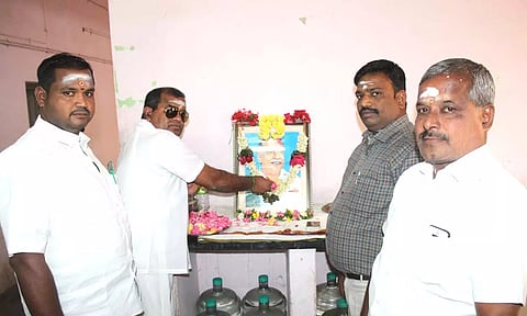 அண்ணா உருவப்படத்திற்கு அஞ்சலி செலுத்தப்பட்ட காட்சி. 