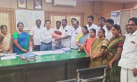 மாநகராட்சி புதிய கமிஷனர் பவன்குமாரை மாநகராட்சி எதிர்க்கட்சி தலைவர் அன்பகம் திருப்பதி, கண்ணப்பன் ஆகியோர் தலைமையில் அ.தி.மு.க. கவுன்சிலர்கள் சந்தித்து வாழ்த்து தெரிவித்த காட்சி.