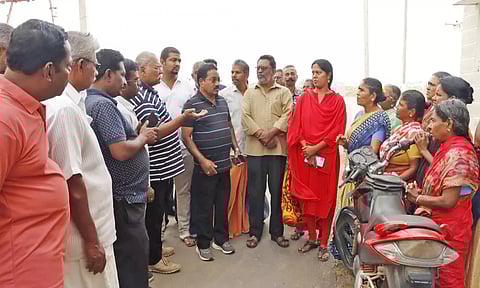 புளியடி குடிசை மாற்று வாரியத்தில் உள்ள மக்களிடம் மேயர் மகேஷ் குறைகளை கேட்டறிந்த காட்சி. அருகில் கவுன்சிலர் ஸ்ரீலிஜா உள்ளார்.