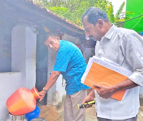 பணியாளர்கள் ஆய்வு செய்த காட்சி