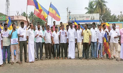 நெய்வேலி இந்திராநகர் ஊராட்சியில் தனியார் மதுபான கடை அமைவதை கண்டித்து பா.ம.க சார்பில் நடந்த ஆர்ப்பாட்டத்தில் வடக்கு மாவட்ட செயலாளர் ஜெகன் பங்கேற்றார்.
