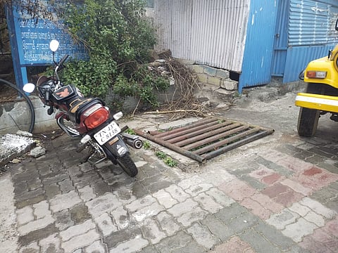 மாலைமலர் செய்தி எதிரொலி- கோத்தகிரியில் மூடப்படாமல் இருந்த குழி இரும்பு கம்பிகள் மூலம் அடைப்பு