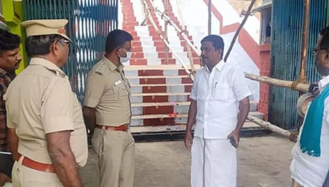 கபிலர்மலை பாலசுப்ரமணிய சுவாமி கோவிலில் போலீஸ் டி.எஸ்.பி கலையரசன், கபிலர்மலை ஒன்றிய செயலாளர் சண்முகம் மற்றும் விழா குழுவினர் ஆய்வு செய்தபோது எடுத்த படம். 