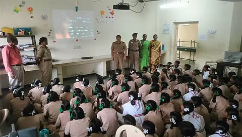 துக்கியாம்பாளையம் அரசு பள்ளியில் குறும்படம் திரையிட்டு போலீசார் விழிப்புணர்வு ஏற்படுத்திய காட்சி.